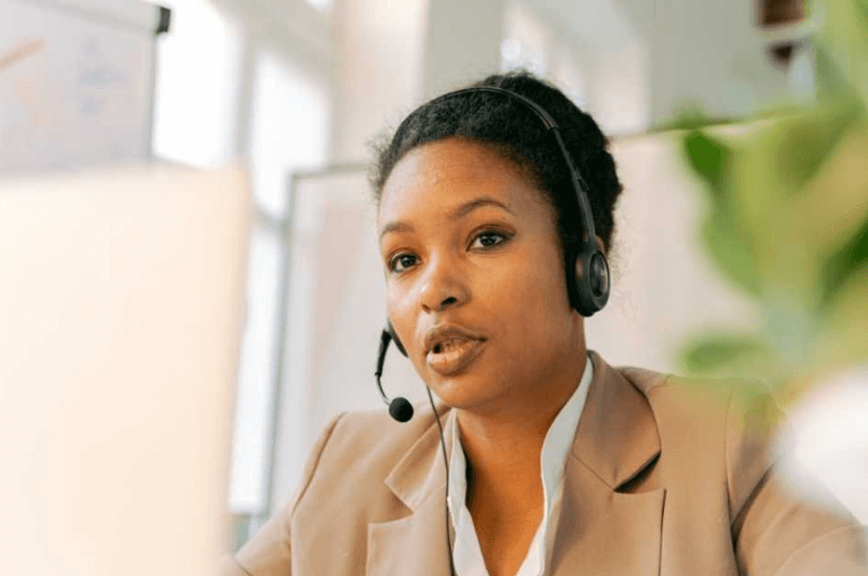 Imagen promocional del entrenamiento ‘Excelencia en Servicio al Cliente’ mostrando a un representante de servicio al cliente con auriculares, conversando con un cliente.