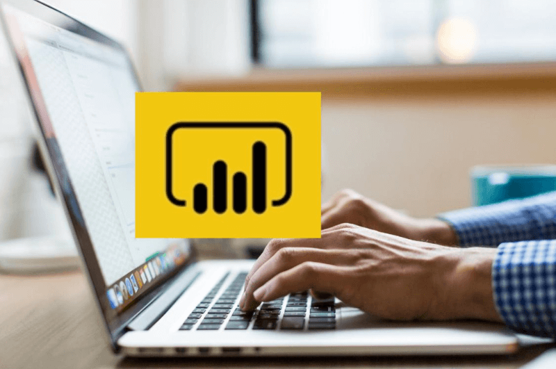 Imagen promocional del entrenamiento en Power BI mostrando manos en el teclado de una laptop, simbolizando el uso de herramientas de análisis de datos.