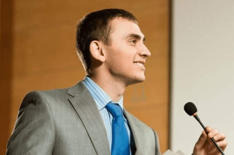 Imagen promocional del entrenamiento ‘Técnicas de Presentación’ mostrando a un hombre presentando en una conferencia.