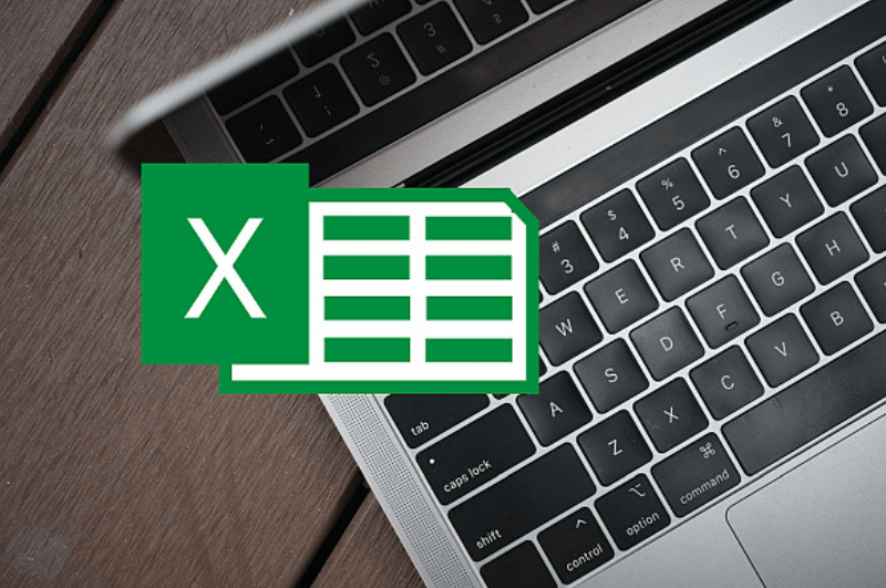Imagen promocional del entrenamiento ‘Excel Potenciado con IA’ mostrando el logotipo de Excel flotando sobre una laptop, destacando técnicas avanzadas y funciones complejas.