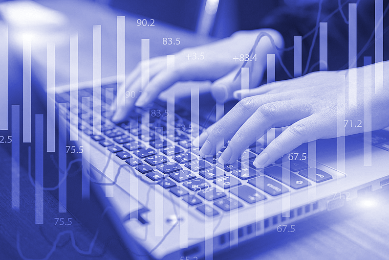IA para Contabilidad: manos escribiendo en un teclado de portátil con superposición semitransparente de gráficos y datos financieros, representando la integración de inteligencia artificial y contabilidad.